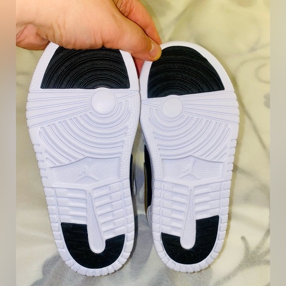 Nike Black and Gold Sneakers Sporty Low-Top Design for babies/ toddlers - Picture 5 of 8